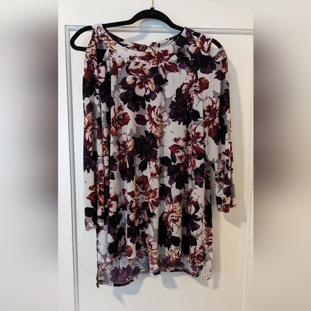Jones Studio cold shoulder top